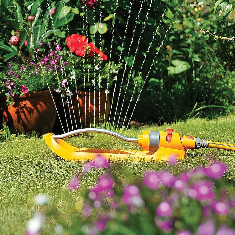 Hozelock HOZ100100250 Rectangular Sprinkler Plus In use	