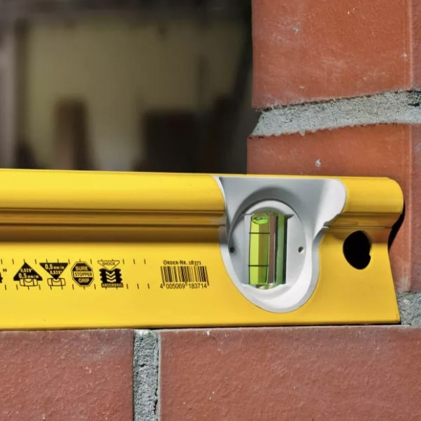 A Stabila 81cm spirit level with an extruded aluminium body and accurate vials, for checking horizontal and vertical alignment.