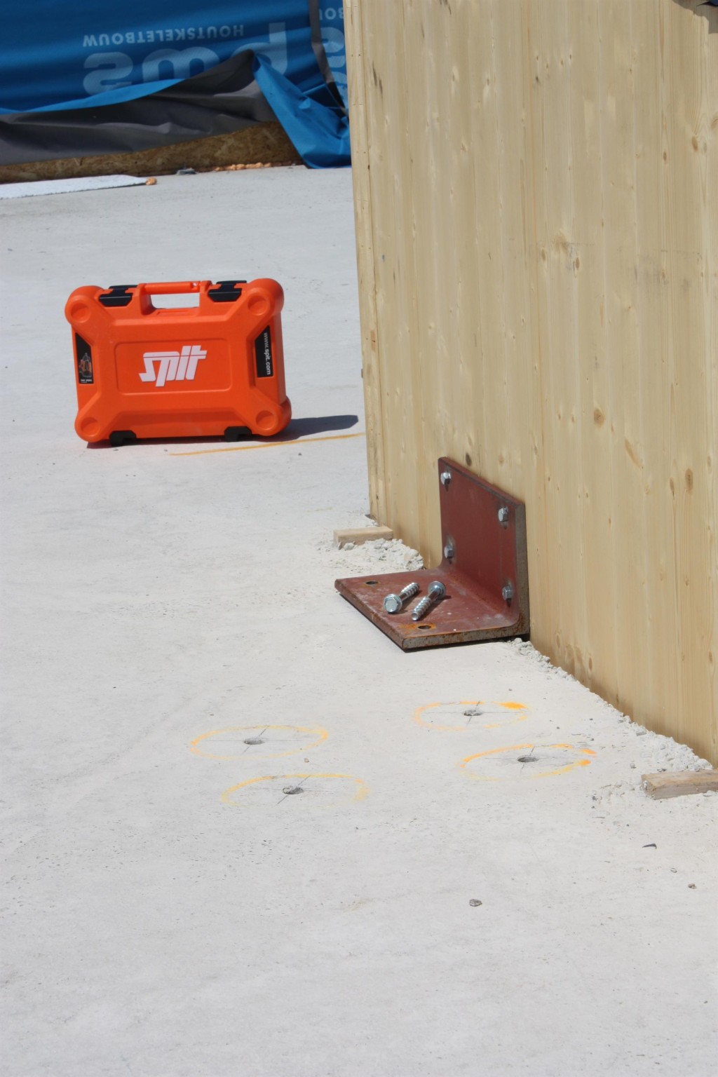 A steel hex head masonry screw with a specially hardened thread, designed for direct fixing into concrete, brick, and block without a plug.