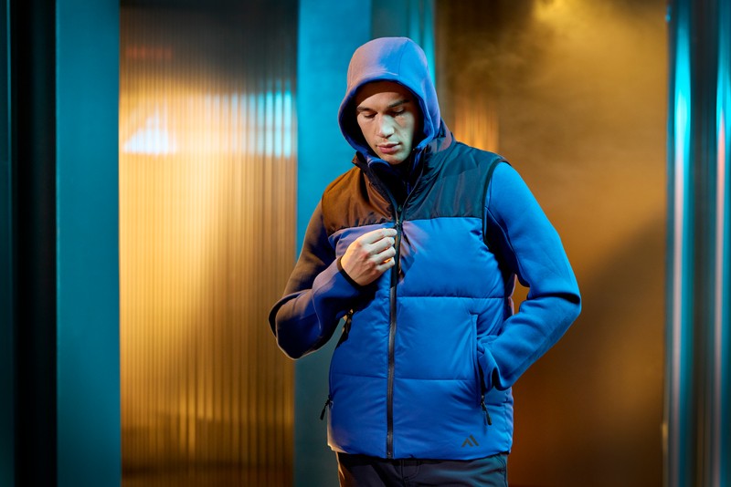 A navy blue workwear garment featuring a warm thermal lining, suitable for a wide range of outdoor and site work applications.