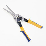A pair of compound-action tin snips with serrated blades and colour-coded handles indicating the cutting direction.,