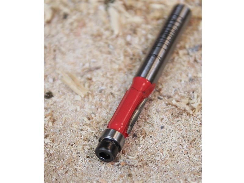 A Faithfull plunge router with a fine depth adjuster and a guide fence, for cutting grooves, rebates, and profiles in timber.