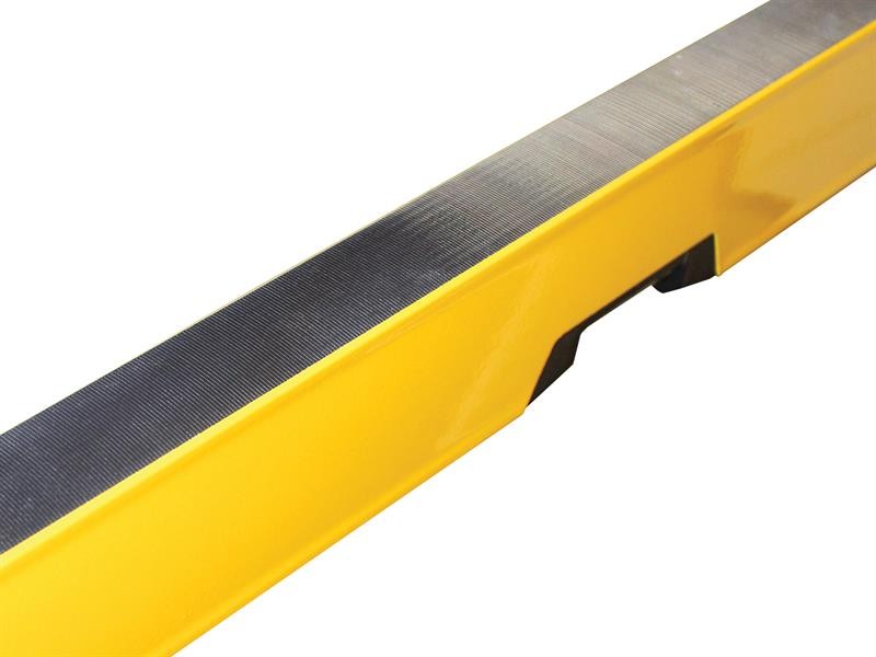 A Faithfull 120cm box-section spirit level with 3 vials, with a milled-edge aluminium body and shock-resistant end caps, for checking accurate levels on site.