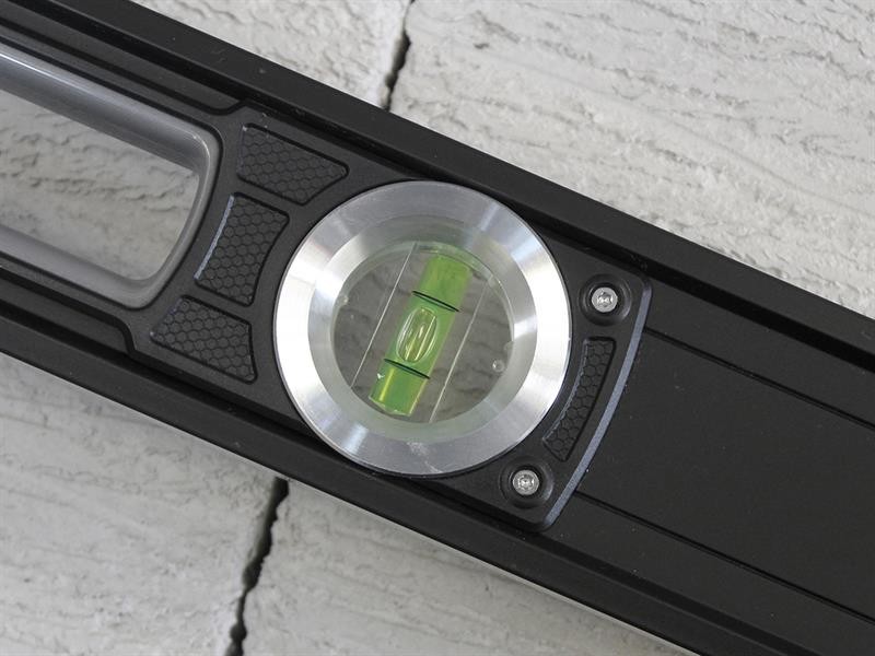A Faithfull 180cm spirit level with an extruded aluminium body and accurate vials, for checking horizontal and vertical alignment.