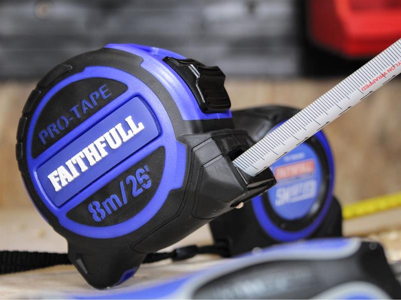 A Faithfull 832m retractable tape measure with a 32mm-wide blade, a rubberised case, and a belt clip, for general site measurement.