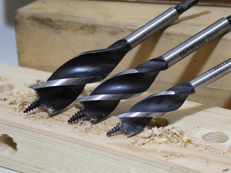 A set of 3 Faithfull screwdrivers with colour-coded handles covering a range of flathead and Phillips sizes.,
